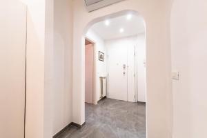 a hallway with white walls and a mirror at Casa Bella Binario 11 Ciampino in Ciampino