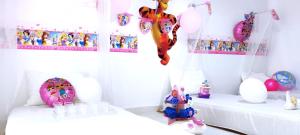 Una cama o camas en una habitación de DISNEY'S Slumber Party