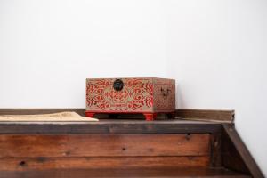 una caja sobre una mesa de madera en Hacienda del Mar'a, en Vama Veche