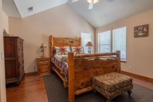 ein Schlafzimmer mit einem Bett mit einem Bettrahmen aus Holz in der Unterkunft Hideaway Down Canyon #101 in June Lake