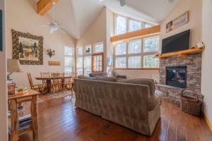 ein Wohnzimmer mit Couch und Kamin in der Unterkunft Hideaway Down Canyon #101 in June Lake