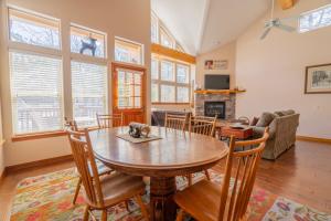 ein Esszimmer mit Tisch und Stühlen und einem Kamin in der Unterkunft Hideaway Down Canyon #101 in June Lake