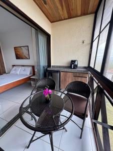 una habitación con una mesa y sillas y una cama en Flat Monte Castelo, en Sairé