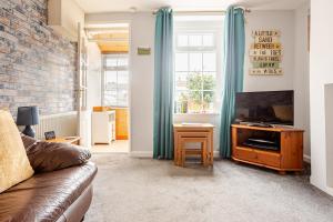 Televiisor ja/või meelelahutuskeskus majutusasutuses Cosy, coastal cottage- Beach, Pub and shop nearby