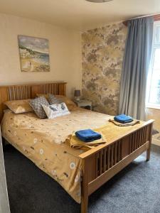 Voodi või voodid majutusasutuse Cosy, coastal cottage- Beach, Pub and shop nearby toas