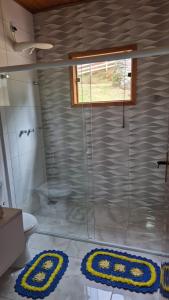 ein Badezimmer mit Glasdusche und Toilette in der Unterkunft Eco Cabana Mantiqueira in Queimada + 25 Fotos