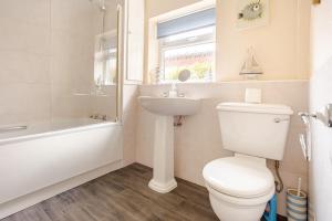 Vannituba majutusasutuses Cosy, coastal cottage- Beach, Pub and shop nearby +18 fotot