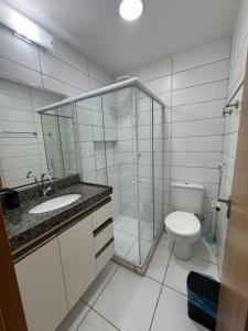 Un baño con inodoro y ducha de cristal. en Flat Monte Castelo, en Sairé 20 fotos más
