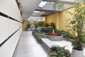 アルメニアにあるlAS PALMAS PENTHOUSE 360の植物と噴水のあるオフィスロビー