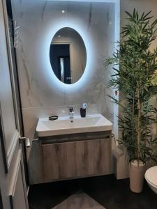 Ένα μπάνιο στο Apartamento River Play 150 metres from beach