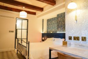 una camera da letto con un letto grande e un tavolo di No 14 House a Żejtun