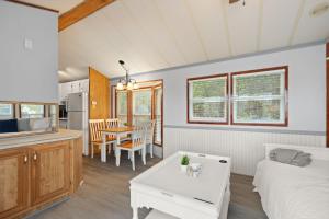 Η κουζίνα ή μικρή κουζίνα στο PEACEFUL PASTURE OPEN FIELD HORSE VIEWS wd HOTTUB