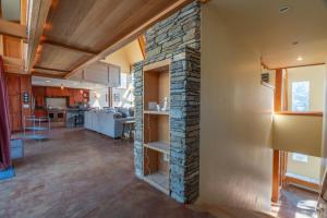 Una cocina o kitchenette en Rr-carson_view1 Strap18-005