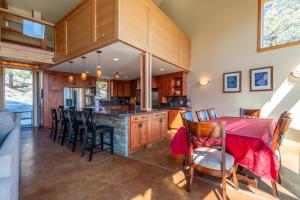 Una cocina o kitchenette en Rr-carson_view1 Strap18-005