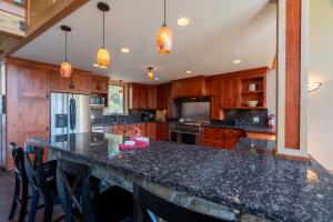 Una cocina o kitchenette en Rr-carson_view1 Strap18-005