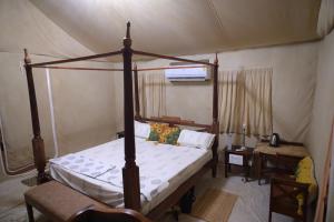 Ένα ή περισσότερα κρεβάτια σε δωμάτιο στο Jawai jungle camp