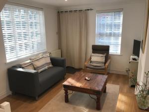 ein Wohnzimmer mit einer Couch und einem Couchtisch in der Unterkunft Garden Cottage in Twickenham