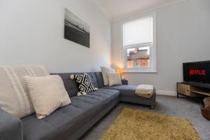 ein Wohnzimmer mit Sofa und Fernseher in der Unterkunft Central Saltburn 2 bed family apartment in Saltburn-by-the-Sea