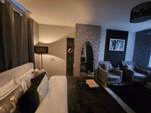 Una habitación de hotel con una cama y una sala de estar. en Eden Suite, en Stockton-on-Tees