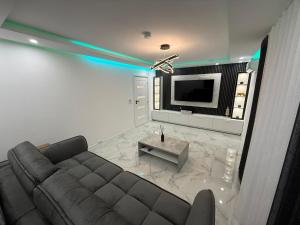 a living room with a couch and a tv at Krisman Residence 3 in Piteşti