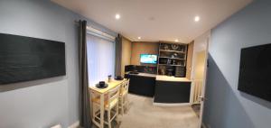 Habitación pequeña con mesa y TV. en Eden Suite, en Stockton-on-Tees 4 fotos más