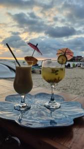 two drinks on a tray on a table on the beach at Milimar Hostal in San Onofre