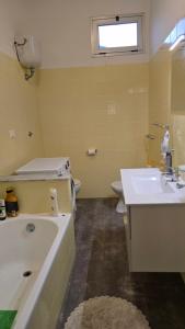 une salle de bain avec une baignoire, un lavabo et des toilettes dans l'établissement My Room Cosenza Small, à Cosenza 19 autres photos