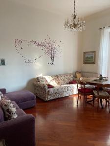 una sala de estar con un sofá y una mesa en Serena House, en Florencia