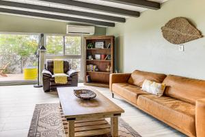 Χώρος καθιστικού στο 5 Mi to Joshua Tree Natl Park Home with Game Room