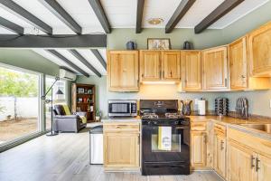 Η κουζίνα ή μικρή κουζίνα στο 5 Mi to Joshua Tree Natl Park Home with Game Room