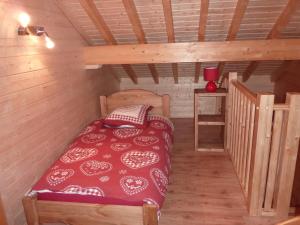 1 cama en una habitación pequeña en una cabaña en Les Noisettes, en La Bresse