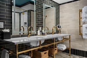 Ένα μπάνιο στο Emigrant Boutique Hotel