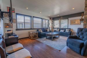 a living room with blue couches and a table at Rr-edgewater20 in June Lake