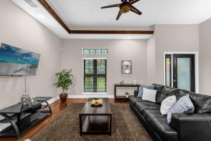 Χώρος καθιστικού στο Summer Stay - Renovated TownHome by Disney!