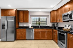 Η κουζίνα ή μικρή κουζίνα στο Summer Stay - Renovated TownHome by Disney!
