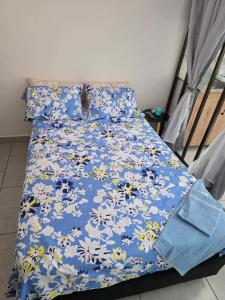 - un lit avec une couverture bleue et des fleurs dans l'établissement Aparta-estudio, à Girardot