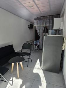 un salon avec un canapé, des chaises et une table dans l'établissement Aparta-estudio, à Girardot