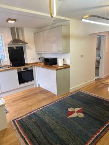 Köök või kööginurk majutusasutuses Charming Apt at the heart of Richmond London plus parking +5 fotot