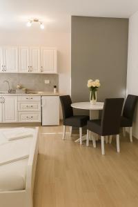 a kitchen and dining room with a table and chairs at Apartments Nikola in Gradac