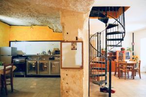 Kuchyň nebo kuchyňský kout v ubytování La Casa Nella Roccia