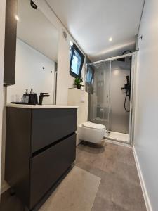 Koupelna v ubytování Sea view BluEscape by Vellaris, Luxury Mobile Home + 75 fotografií