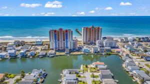 默特尔比奇王子度假酒店的俯瞰拥有公寓和海洋的城市