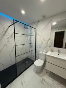 マドリードにあるCharming Madrid Apartment 6 paradas metro El Retiroのトイレと洗面台を備えた白いバスルーム