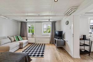 Una sala de estar con un sofá y un televisor. en Gartenwohnung - NEU!In Remscheid - bei Köln, en Remscheid