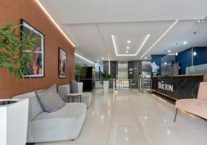 Un vestíbulo con sofás y sillas en un edificio. en Charming Studio & Backup Power, en Johannesburgo 21 fotos más