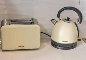 - Hervidor de té y tostadora en una encimera en Charming Studio & Backup Power, en Johannesburgo