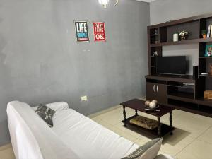 a living room with a white couch and a table at Confort urbano. Alójate en el corazón de Rosario in Rosario
