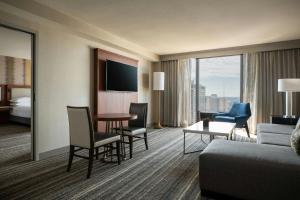 TV a/nebo společenská místnost v ubytování Kansas City Marriott Downtown