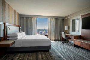 Postel nebo postele na pokoji v ubytování Kansas City Marriott Downtown