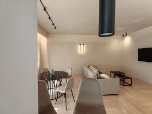 een woonkamer met een bank en een tafel bij Etnea161 in Catania